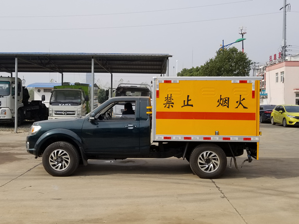 东风日产四驱皮卡爆破车4