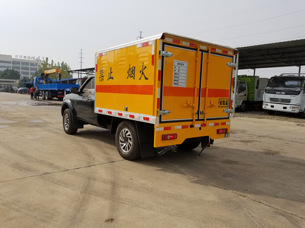 东风日产四驱皮卡爆破车3