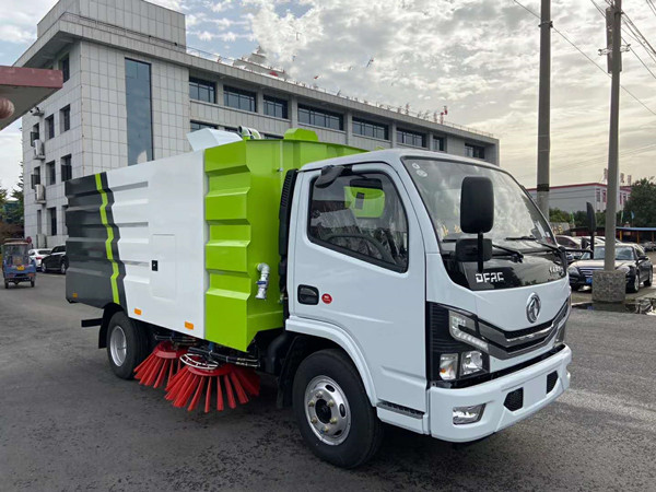 国六小多利卡扫路车（1.5方水/4方尘）